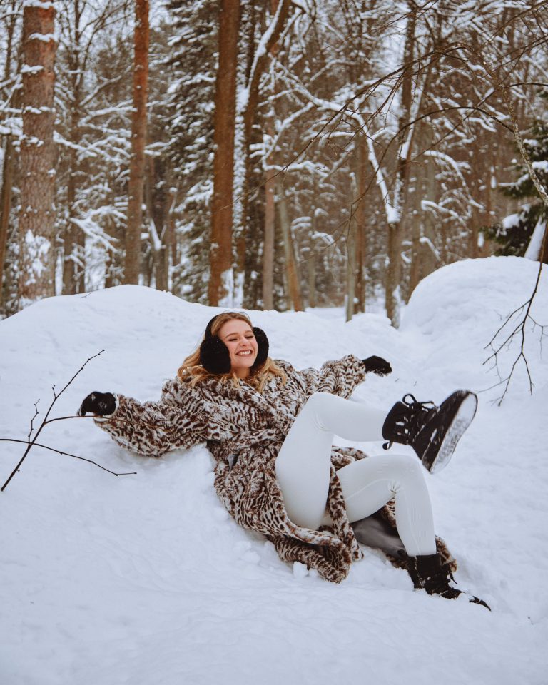 Вера в леопардовой шубе зимой, стильный женский портрет, фотограф Виктория Дячок