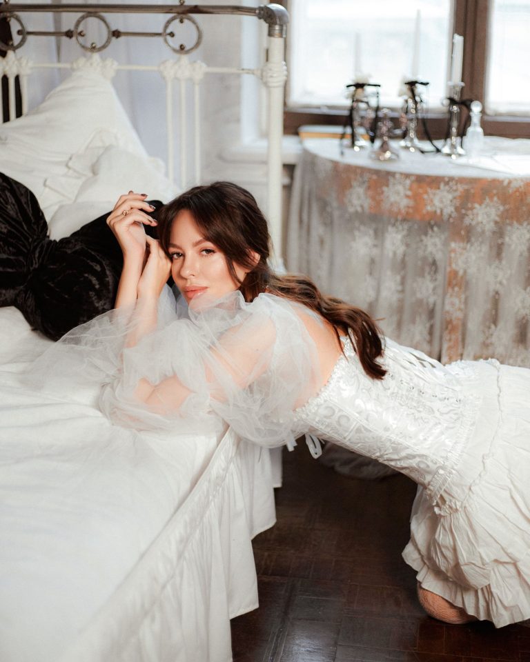 Элегантный женский портрет Елены в белом платье, съёмка Виктории Дячок